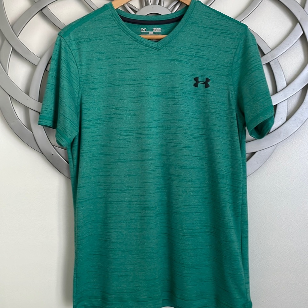 UA Men’s short sleeve V-neck tee.